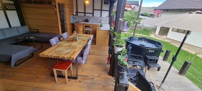 Foișorul Casei David văzut dinspre interior, cu ciubărul și curtea în plan îndepărtat