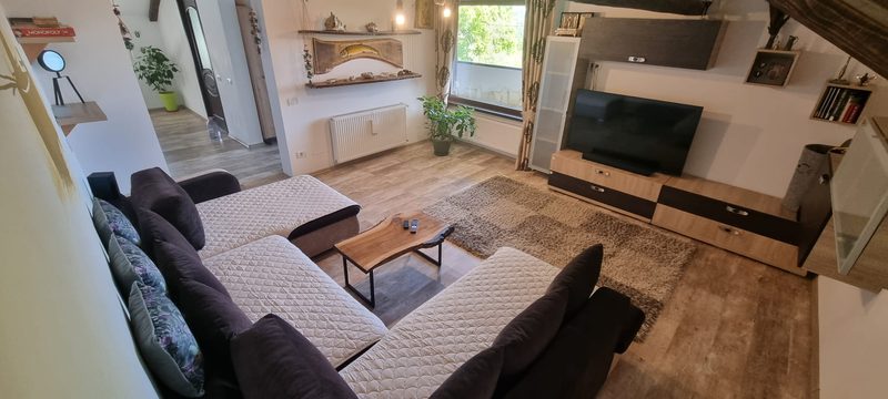 Livingul Casei David cu canapea, televizor și mobilier alb modern