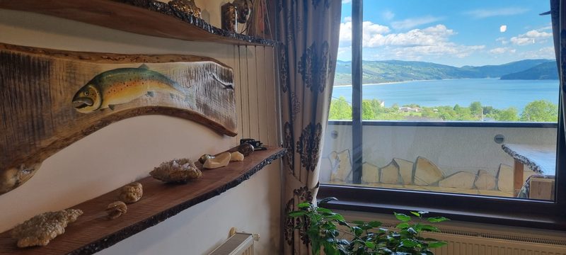 Culmile Masivului Ceahlău și oglinda Lacului Bicaz, văzute de la fereastra Casei David